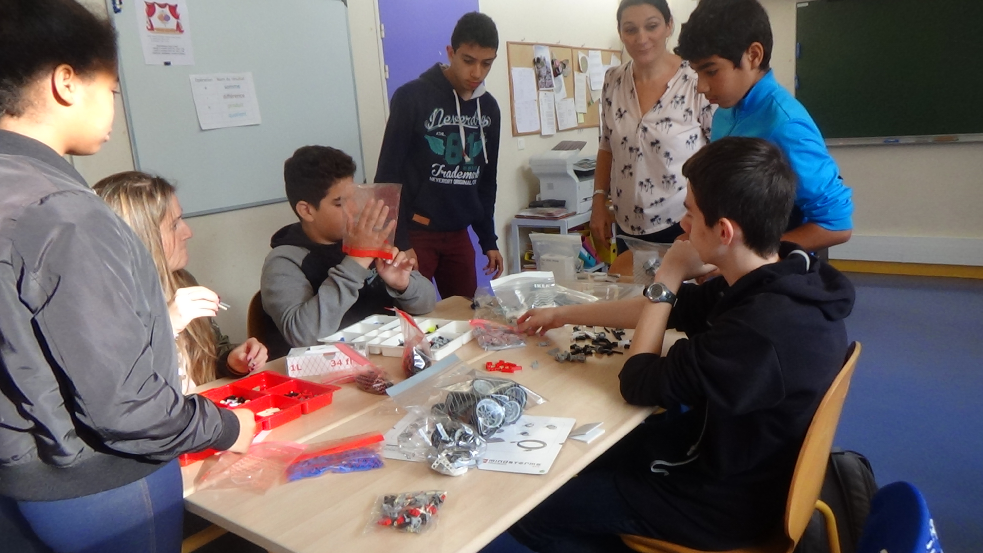 Les élèves du collège la clé Saint-Pierre découvrent la boîte de Lego Mindstorm
