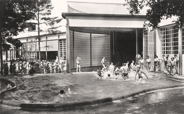 Photo des années 30 de l'EPA de Suresnes. Des enfants prennent une douche et se baignent.