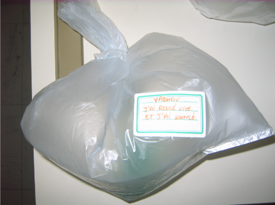  sac en plastique contenant de l'air