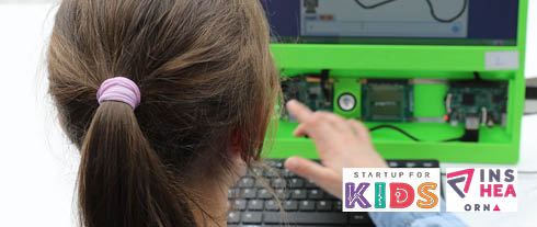 Photo d'une enfant de dos face à un ordinateur. Logo de Startup for kids et logo de l'Orna