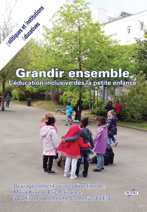 Couverture de l'ouvrage "Grandir ensemble" illustrée d'une photo d'une cour d'école avec des enfants jouant.